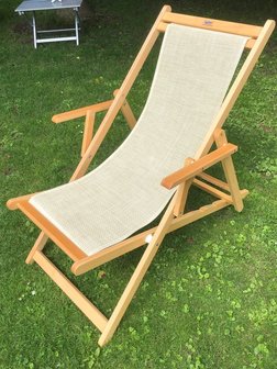 Beukenhouten ligstoel (lijnzaadolie) met armleuningen en grof geweven Twistsand bekleding