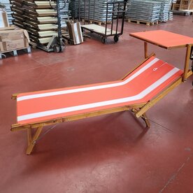 Beukenhouten ligbed met oranje bekleding met witte banen (Nemo)